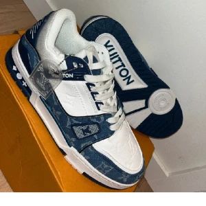 Lv skor  - Jätte snygga lv skor som är helt nya har aldrig använts!!!! Priset kan diskuteras 