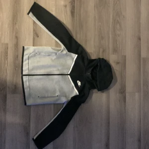 Hoodie Nike tech - Säljer min brorsas hoodie riktig fin ord pris :1000kr mitt pris 500kr