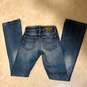 Lågmidjade crocker jeans som är för små på mig, i fint skick men finns tecken på användning därav priset! I storlek 23/31 som skulle motsvara 32, XXS ❤️