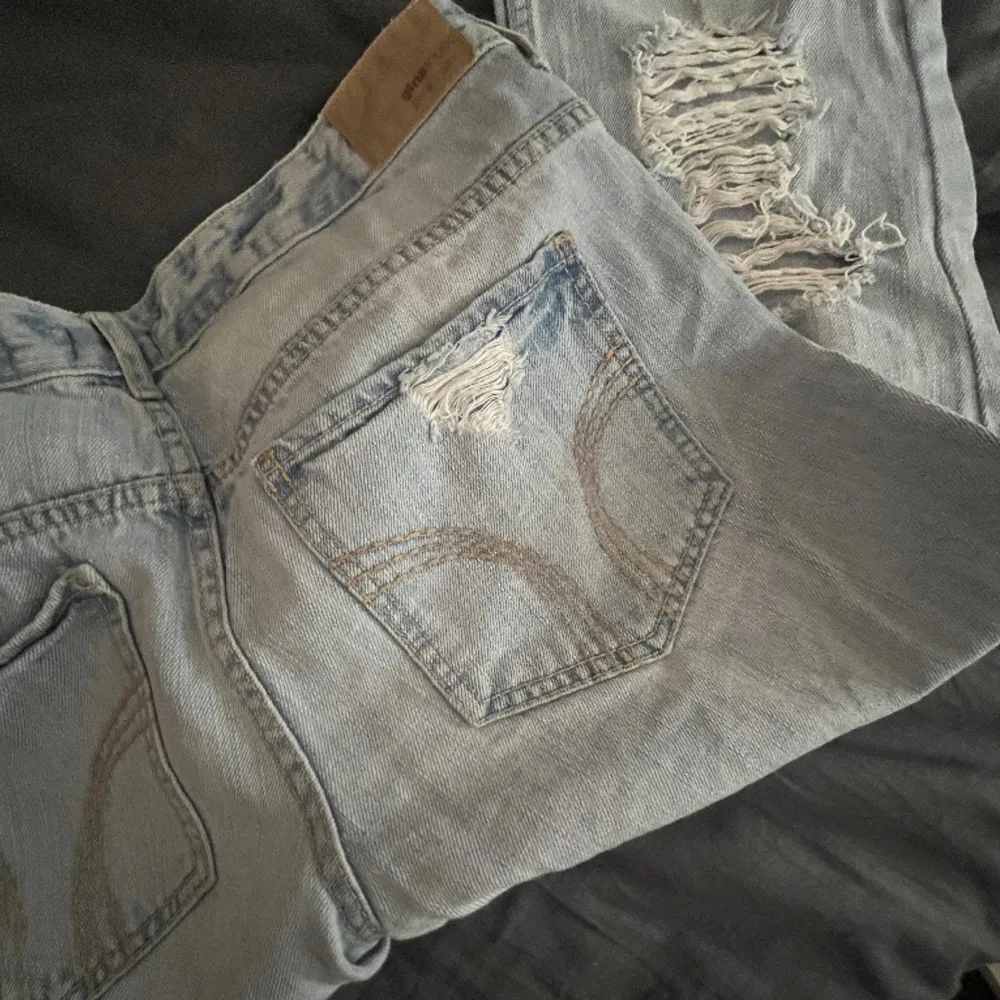 Säljer dessa snygga jeans från Gina tricot då de inte passar mig så bra! Storlek 31/32, hör bara av er vid frågor!💓💓. Jeans & Byxor.