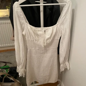 Adoore klänning - Vit klänning från adoore. Använd 2 gånger. 