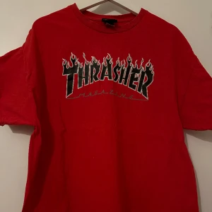 T-shirt  - Säljer denna thrasher tröja då jag inte använder den längre. Det är en fläck på tröjan och går inte bort då det är blekningsmedel. 