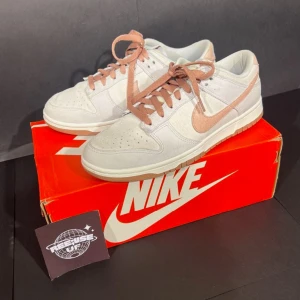 NIKE DUNK LOW RETRO PRM - Säljer fräscha NIKE DUNK LOW RETRO PRM i storlek 42👟skicket är 8/10