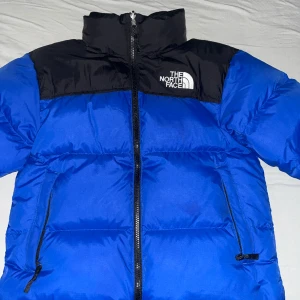The North Face nuptse 700 - hej säljer den därför att det är för smal och det passar inte mig längre 