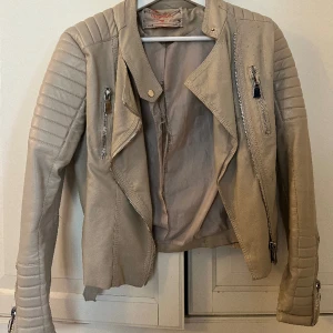 Skinnjacka - Fake skinnjacka från Chelsea Göteborg. Sprucken i innetyget och små mörka fläckar fram samt bak därav priset