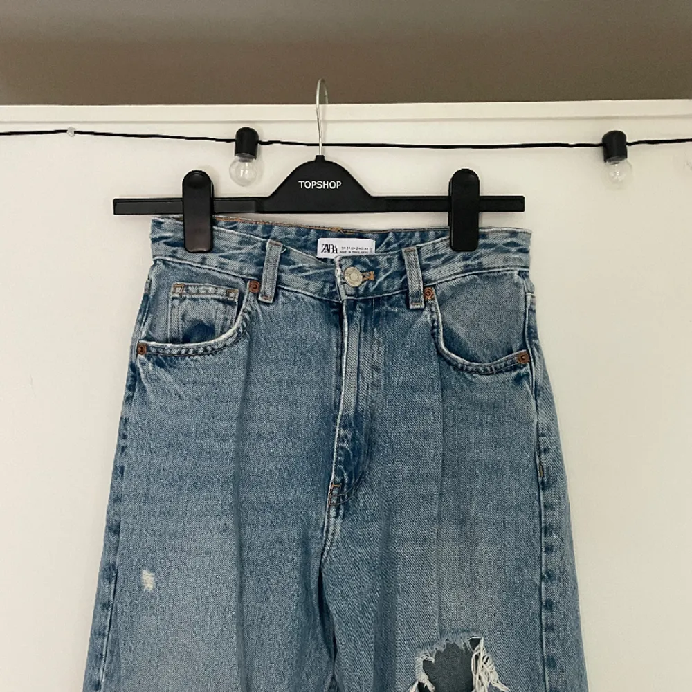 Zara vida jeans, avklippta nedtill för att passa ngn som är runt långt 171 då de var väldigt långa när jag köpte dem💙🤍. Jeans & Byxor.