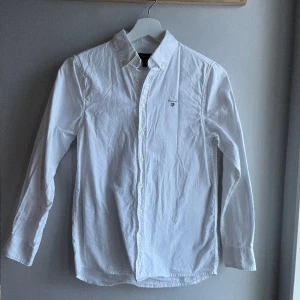 Gant skjorta  - Storlek 146/152   Skjortan är i fint skick. Inga fläckar eller hål. 