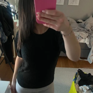 Stickad t shirt - Så fin stickad t shirt som är en aning nopprig men fortfarande i bra skick!🫶🏼