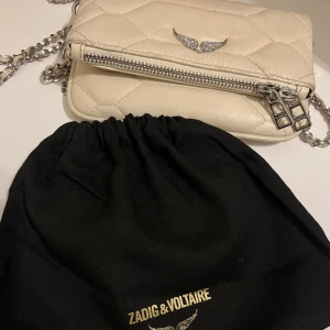 Beige zadigväska - Beige väska från zadig, nypris 3939kr 💓💞💕