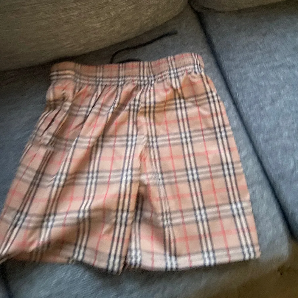 Burberry shorts används även som badshorts. Helt ny aldrig använd. Säljer den för att den inte passar mig. Går att ställa frågor. Jeans & Byxor.