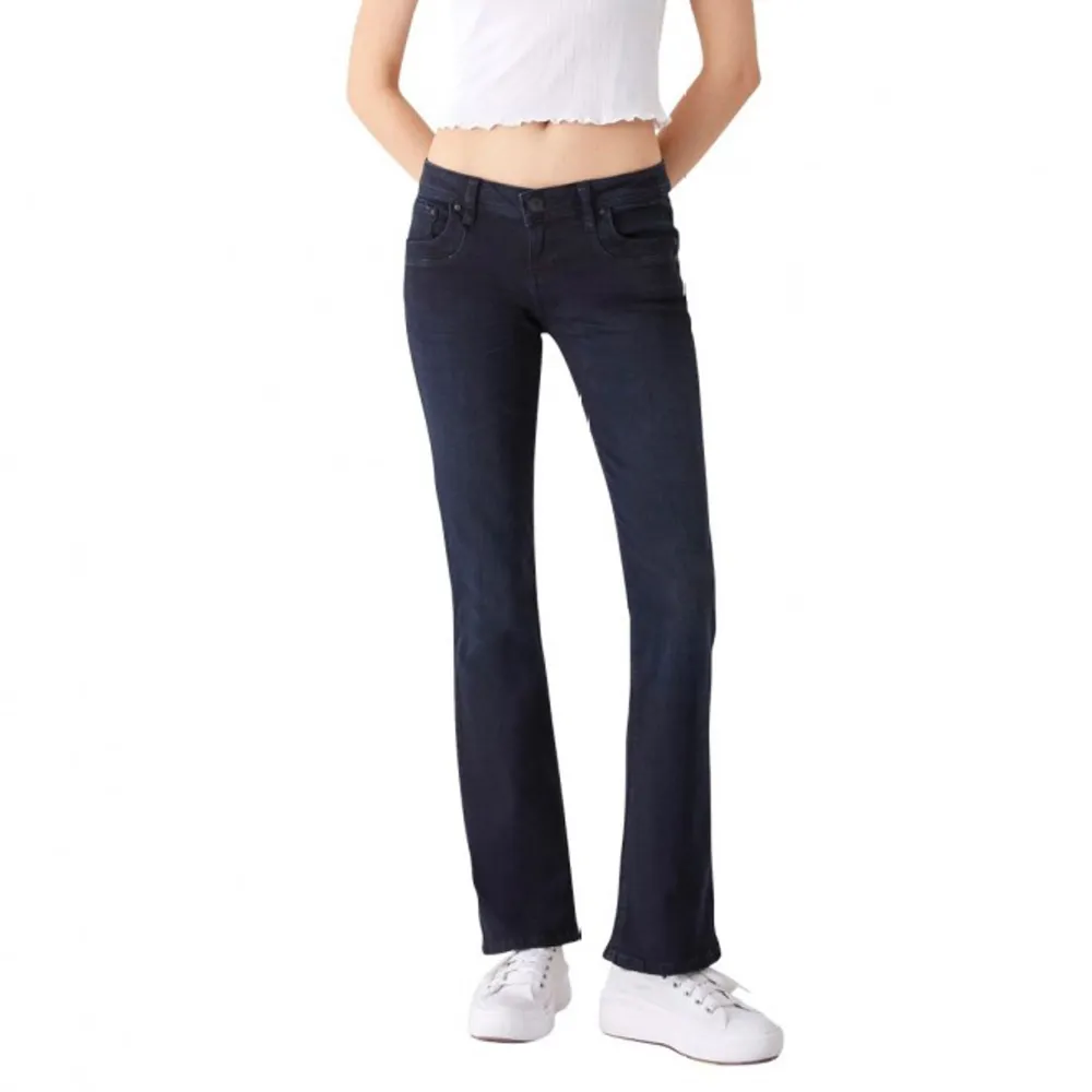 assnygga och slutsålda lågmidjade jeans från Ltb i modellen Valerie. Den ser mest svart ut men har en liten hint av blå, därav heter förgen nattblå. (sååå mycket snyggare än helsvarta jeans!!) Säljer då de är lite korta på mig som är 175 ❄️🌟. Jeans & Byxor.