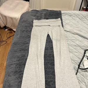 yoga pants - säljer mina gråa yoga pants från gina. använda ett antal gånger men är som nya. storlek xs. nypris- 450kr eller 500kr