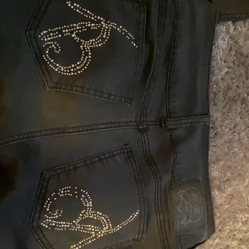 Intressekoll på mina lågmidjade jeans från bikbok som inte säljs längre och är sällsynta. Dem är raka i modellen och ganska långa så om man är kort kan man bara vika upp dem om man vill💞 kom privat för fler bilder. Dem är storlek m men passar s 💞. Jeans & Byxor.