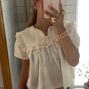 Blus från zara - Super söt blus från zara, helt ny med lappen kvar. Den är slutsåld och finns inte kvar på hemsidan💗 (lånad bild) skriv för fler bilder eller funderingar 