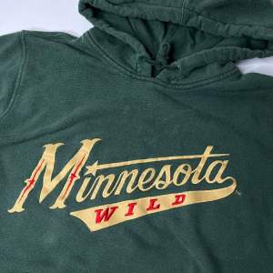 Mysigt Minnesotawild hoodie med tryck på ryggen. Köpt för ganska länge sedan men har nästan aldrig används