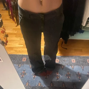 Mörkblåa rätt så baggy jeans 🌟 - Jättefina mörkblåa jeans i oklart märke. Köpta i en secondhandbutik för 200 kr. Jag är 160 cm och de är lite långa på mig. Storleken är egentligen för stor då jag brukar ha 36/28 men det funkar bättre om man har skärp till. Skriv om ni undrar nåt❤️