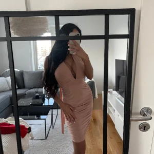 Klänning  - Använd 1 gång 