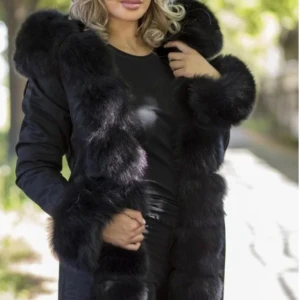 Vinterjacka - Säljer min svarta vinterjacka med päls från garoff. Super bra skick och extremt skön. Storlek S men funkar oxå för XS. Nytt pris: 6000kr. Säljer pga ingen användning, pris kan diskuteras. 