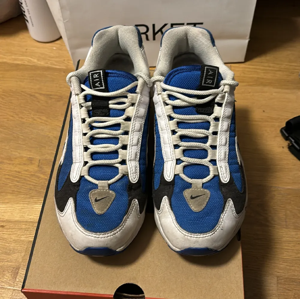 Nike air Max 96 Triax storlek 42,5. Använda men i gott skick. Låda medföljer!. Skor.