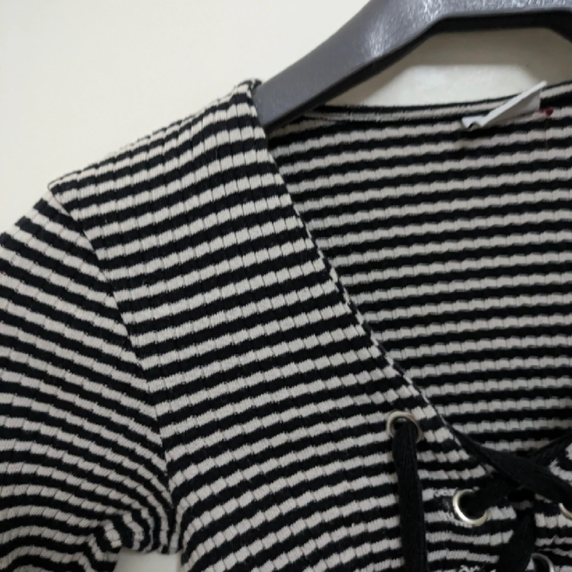 Svartvit tröja men snörning - 90