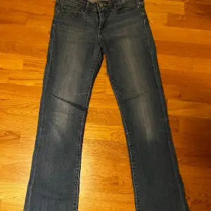 Levis jeans storlek 27x32! Ljusblåa💕 Skriv vid frågor! Aldrig använda så jättebra skick❤️