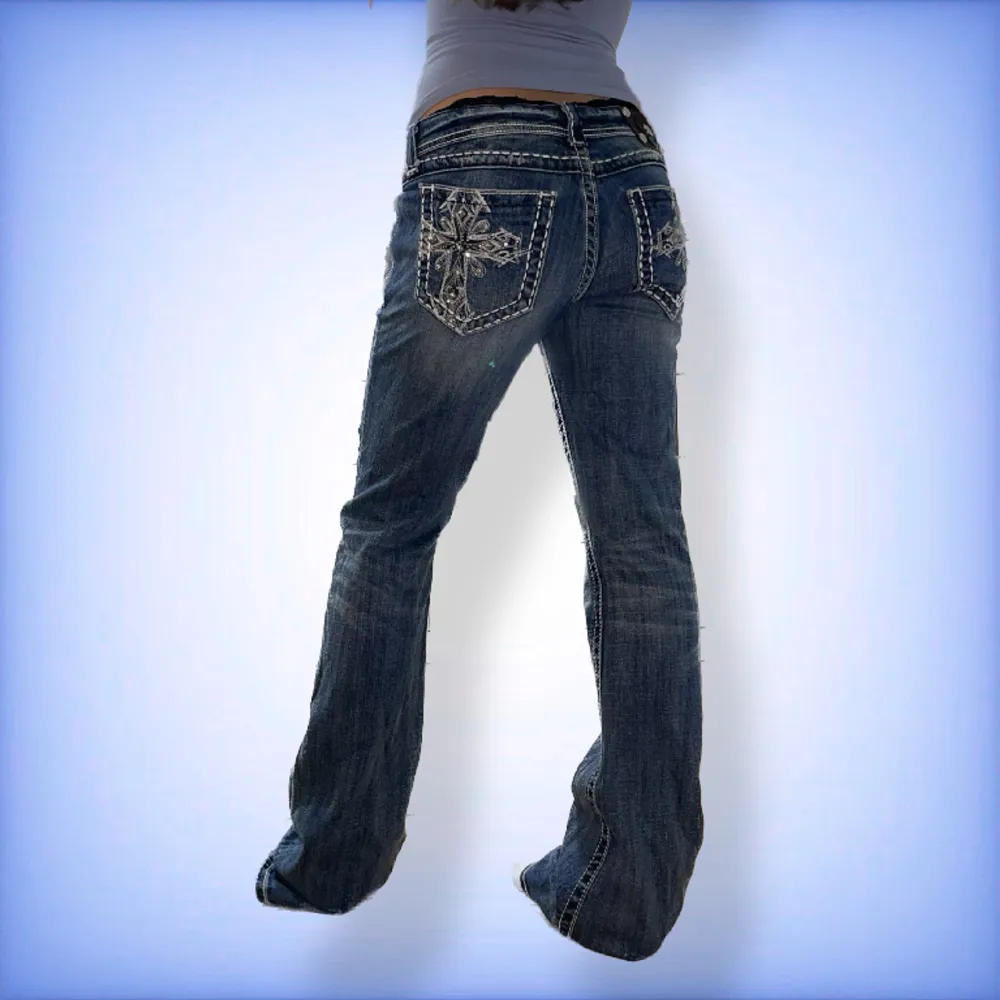 Ett par jätte fina unika miss me jeans i en bootcut modell, i ett jätte fint skick! Hör av dig ifall du har frågor!☺️. Jeans & Byxor.