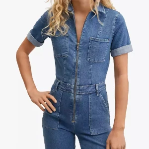 Jumpsuit  - Supercoola jumpsuiten i jeans från Mango😍😍😍 uppsträttade vud bensluten, men går att sy upp igen. Nypris 700 kr.  Skriv för egna bilder❤️