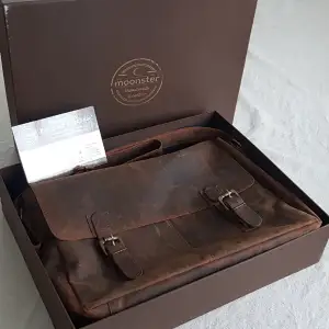 En super fin oanvänd dataväska/bokväska i äkta läder. Kommer i låda. Passar till jobbet, skolan eller bara att ha som vardags/ handväska.