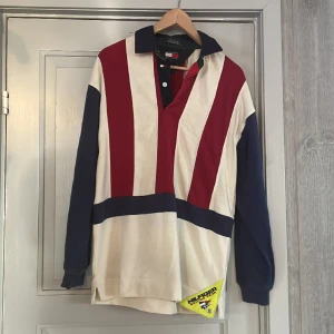  Långärmad pikétröja Tommy Hilfiger - Segeltröja i ok skick av god kvalitet.