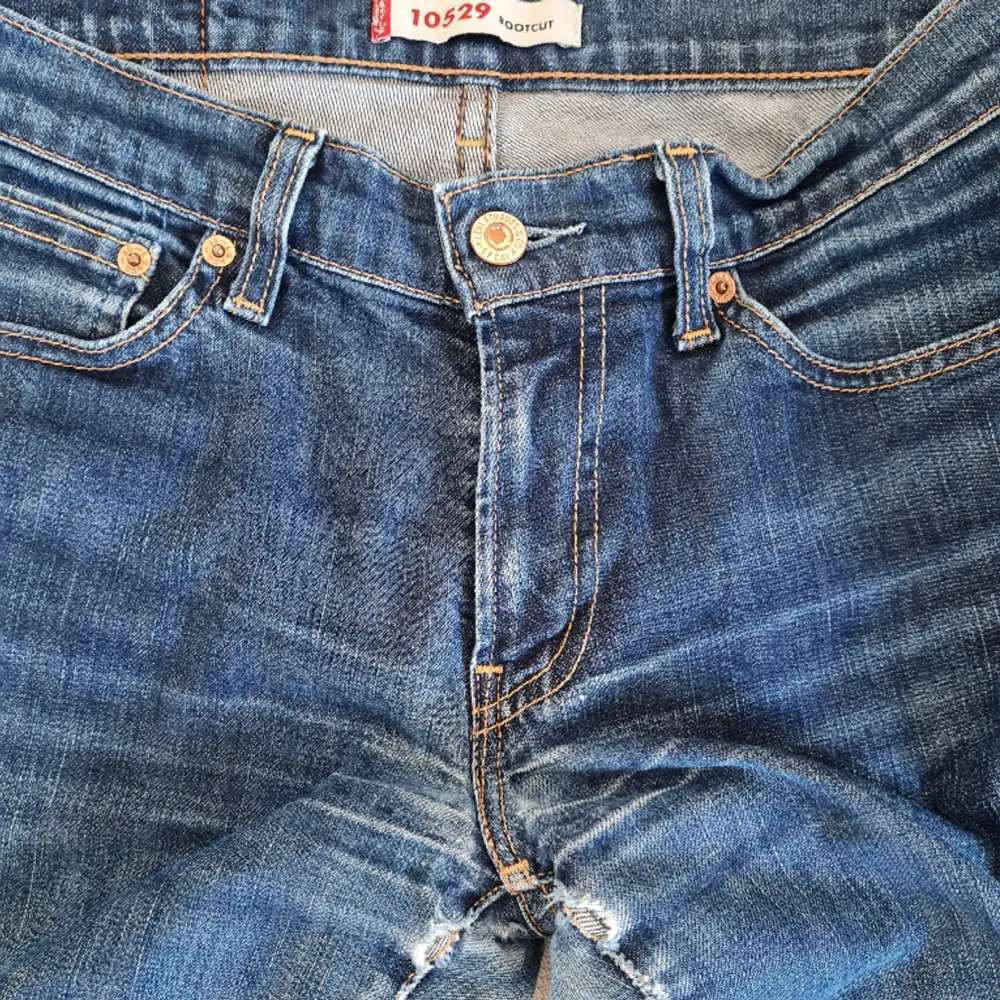 Levi's jeans i bootcut modell och low waist. I ganska slitet skick. Mindre hål finns (se bild 3). Står att de är i storlek 30x32 men skulle mer säga att de passar dig som är mellan XS och S, jag mäter omkretsmåttet till ca 82 cm! . Jeans & Byxor.