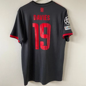 Bayern 22/23 Davies 19 - Bayern Münchens tredjetröja från säsongen 22/23 Storlek L Mycket bra skick