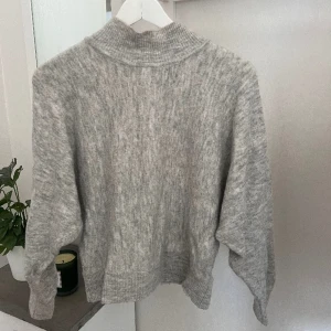 Stickad tröja  - Säljer denna stickade tröja som inte kommer till användning längre🤍