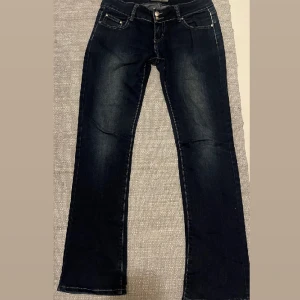 Lågmidjade bootcut jeans  - Lågmidjade bootcut jeans. Midjemått 39 cm, innerbenslängd 80cm Tryck köp nu om du vill köpa ❤️