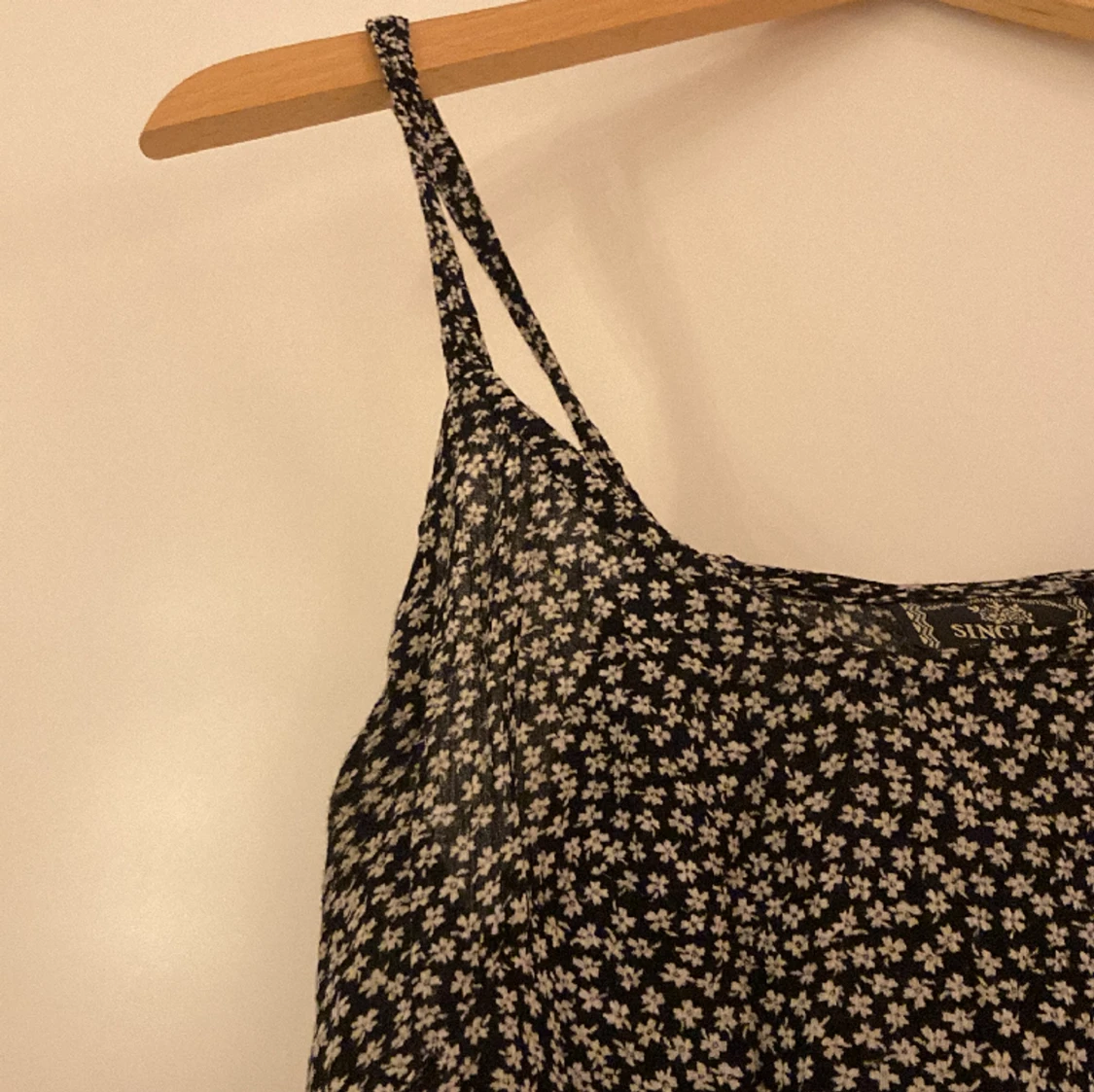 Svart sommarklänning med vita blommor - 90