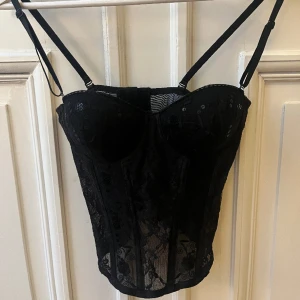 Glittrig korsett - Säljer denna coola fina glittriga korsetten i mycket bra skick😊