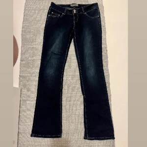 Lågmidjade bootcut jeans  - Lågmidjade bootcut jeans. Midjemått 40 cm, innerbenslängd 80