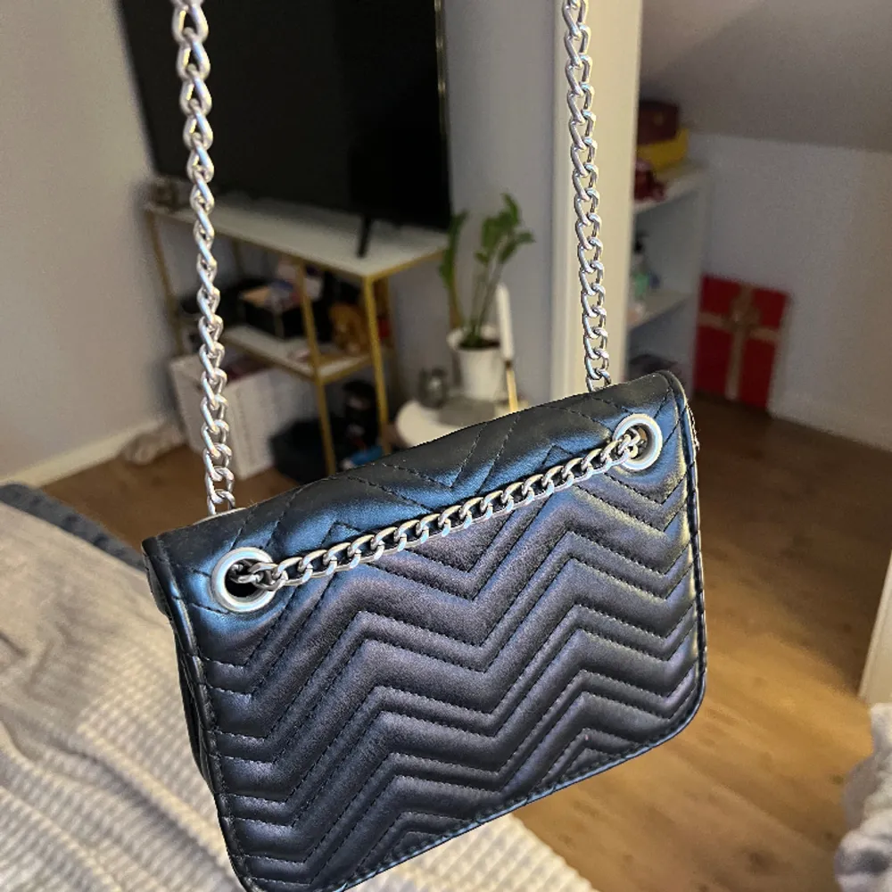 En svart handväska jag köpt på Glitter för några år sedan🖤 Knappt använd, kan mötas upp i Uppsala!. Väskor.