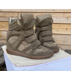 Isabel Marant Skor - Säljer mina trendiga och snygga isabel marant skor!🩷 De är köpta på plick men jag fick med både box & dustbag. De första bilderna är tagna från hon jag köpte de av, bild 3 är min där man ser en defekt på vänster sko🎀Skick 8/10💘Skriv vid frågor!  Kan byta!