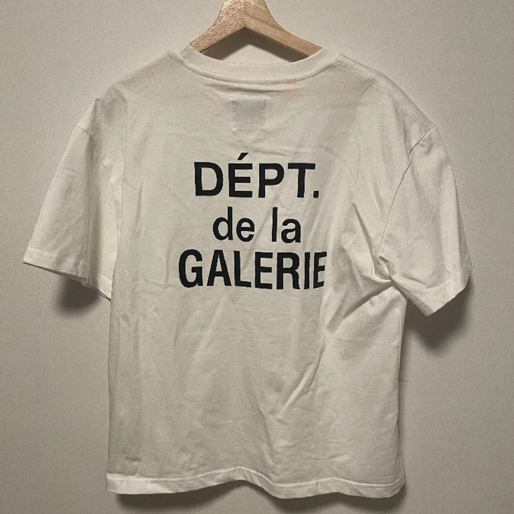 Gallery Department T Shirt, Sz Small  En grymt snygg oanvänd oversized t shirt från gallery department. Är oversized så pasar dig som är M/L.  I nyskick från ett djur och rökfritt hem. . T-shirts.