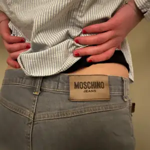 Jättefina low waist jeans från Moschino, säljer eftersom att de är lite för korta, men de passar säkert någon som är ungefär 165❤️ modellen är 175 och bär storlek 36❤️Köpta för 600 men säljer för 400❤️
