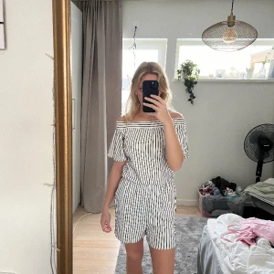 Offshoulder dress - Jättefin offshoulder randig dress. Använd 1/2 gånger och inget slitage. Är fickor på men syns inte därav ej visat på bild, vanliga ”framfickor”