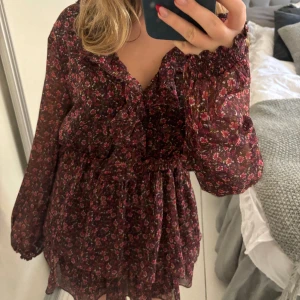 Zara klänning - Klänning från Zara. Använd endast 2 gånger och inga tecken på användning.