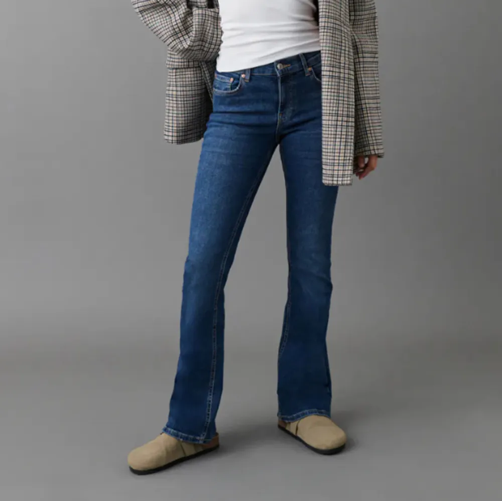 Säljer dessa jätte fina Bootcut jeans från Gina för 200 kr+frakt (nypris 500 kr) 🩷🩷. Jeans & Byxor.