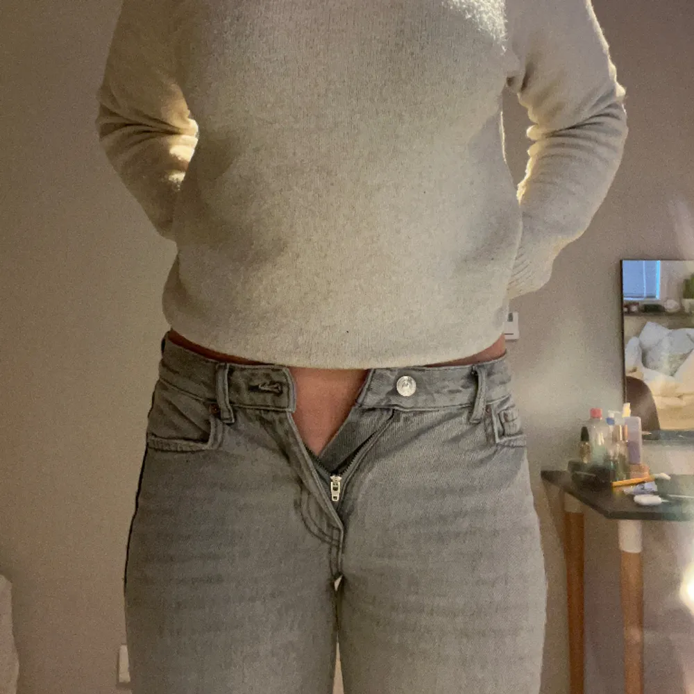 Gina tricot jeans. Nypris 500kr. Jätte bra skick. Säljer pågrund av för liten storlek.🩷. Jeans & Byxor.