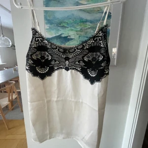 Spets linna - gulligt linne med spets detaljer!! använd gärna köp nu (en liten missfärgning längst ner på linnet tvättas innan postat)❣️