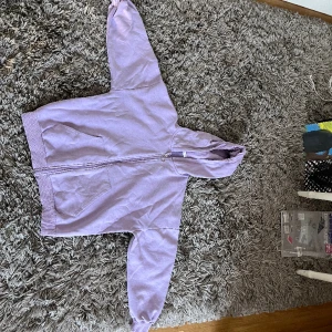Hoddie/kofta - Jag säljer denna koftan/hoddin som är i väldigt bra skick pga inte min stil längre. Den är lite baggy och ser väldigt kort i ärmarna ut men är inte!! Skulle rekommendera i åldern 8-12 år. Helt ren o fin🩷✨ Hör av dig om du undrar något. Nypris: 329kr