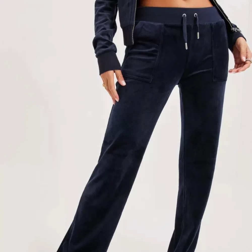 Mörkblåa juciy byxor storlek S. Säljer p.g.a att jag aldrig använder dem längre. Användt mycket men inga defekter. Skriv om du har nån fråga eller vill ha fler bilder😁. Jeans & Byxor.