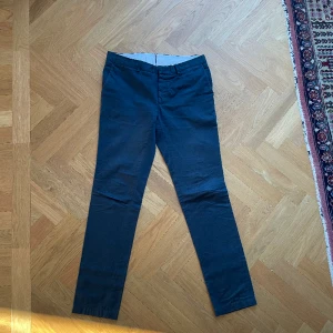 LANVIN CHINOS - Snygga mörklblå/gröna lanvin chinos i nyskick. Säljer för ett mycket förmånligt pris jämfört med nypris.   Skriv vid frågor/funderingar 