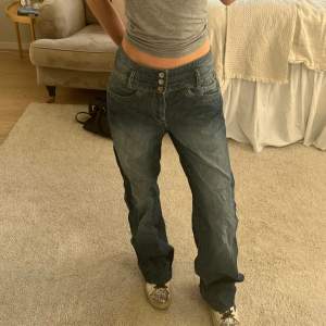 Coola baggy lowwaisted jeans! Säljer då de inte riktigt är min stil längre. Skriv privat vid frågor. (Jag är 170 och har oftast storlek 36)