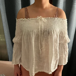 Zara sommar blus. - Fin sommar blus från zara som är perfekt till sommaren. Inga defekter och använd fåtal gånger💗